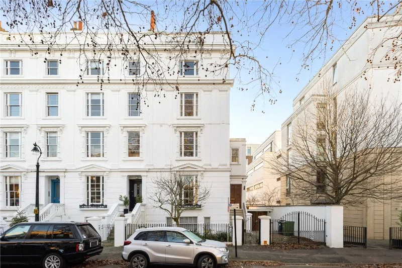 A white Georgian terrace street typical of Highbury